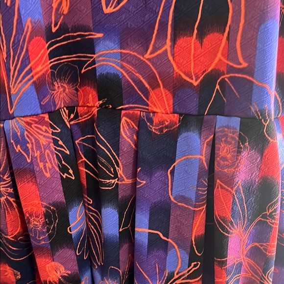 LuLaRoe Floral Red and Blue Short Sleeve Dress With Pockets - Picture 4 of 8